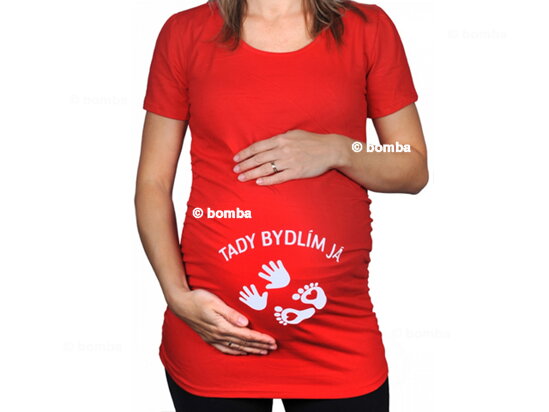 Červené těhotenské tričko s nápisem Tady bydlím já